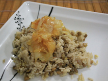 Arroz com lentilha e cebola dourada