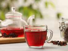 Chá de hibisco para emagrecer: qual a hora certa de tomar e como fazer