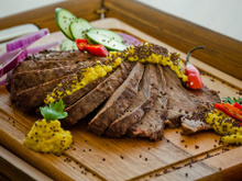 Carne grelhada com molho de mostarda