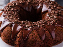 Desde que aprendi a fazer esse bolo de chocolate macio, úmido e delicioso sem ovos no TudoGostoso, nunca mais fiz de outro jeito!