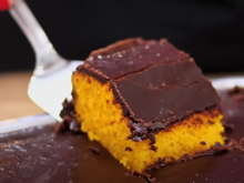 É assim que eu faço uma cobertura durinha para o bolo de cenoura (fica parecendo com a de brownie!)