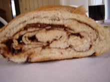 Pão caseiro recheado com chocolate