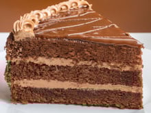 Bolo mousse de chocolate de comer com os olhos fechados: massa fofinha que derrete na boca e doce na medida certa