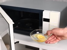Coloque uma tigela com água e rodelas de limão no micro-ondas por 3 minutos e veja a mágica acontecer, fica como novo!