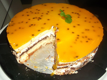 Torta de maracujá com chocolate e chantilly