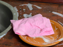 Poucas pessoas sabem de quanto em quanto tempo se lava o pano de prato (especialmente se encostar em carne!) e a toalha de banho