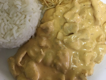 Estrogonofe de frango com vinho branco