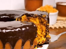 Nunca mais faça bolo de cenoura com cobertura de chocolate sem essa dica do TudoGostoso