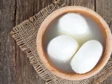 Poucas pessoas sabem, mas a água da mozzarella é um tesouro para várias receitas: 4 usos geniais para pães, risotos, massas até legumes
