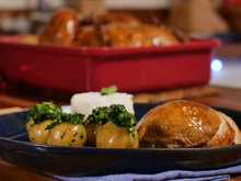 Frango assado com gremolata de batatas