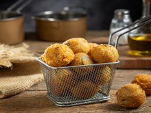 Esses bolinhos de bacalhau esgotam todo Natal e agora minha tia compartilhou a receita que todos pedem!