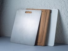 É melhor usar tábua de corte de madeira, plástico, metal ou vidro? TudoGostoso explica a diferença entre cada uma delas