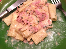Penne ao molho branco com presunto e atum (forno)