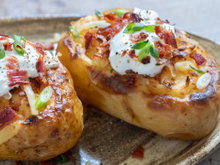 Batata recheada feita no micro-ondas: ficam prontas muito mais rápido e igualmente deliciosas