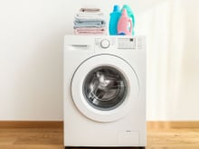 Precisei usar apenas dois produtos que todo mundo tem e a máquina de lavar ficou com um cheiro fresco: uma maneira simples de limpar o tambor, drenar e vedar.