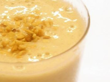 Vitamina de banana com ameixas e castanha
