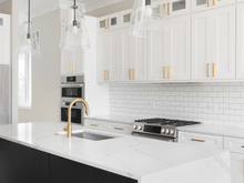 Quer renovar a cozinha? Abandone o branco e conheça a cor que é tendência do momento para esse ambiente!