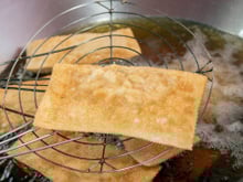 Isso não te contaram na escola: o pastel de feira nasceu por causa da guerra e virou símbolo de resistência