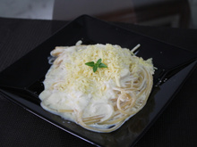 Macarrão ao molho de queijos e champignon