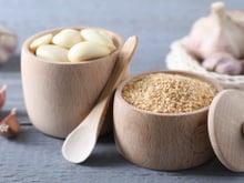 Qual a diferença entre alho fresco e desidratado nas receitas? TudoGostoso explica quando você deve usar cada um!