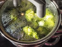 Como montar uma panela para cozimento a vapor em casa