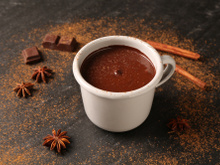 Nem maisena, nem leite condensado: chocolate quente supercremoso com só 3 ingredientes!