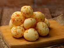 A ciência do pão de queijo: "O segredo para você acertar a receita é entender sobre o polvilho. Existem até brigas entre quem acha que a receita tem que levar só polvilho doce, só polvilho azedo e quem acha que tem que levar os dois"