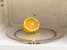 Colocar uma fatia de limão no micro-ondas desligado: o que isso faz e por que é recomendado?