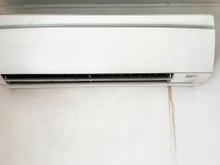 Ar-condicionado pingando dentro do quarto: testei soluções para resolver sem técnico