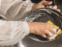 Sem palha de aço! 3 truques para remover manchas queimadas do fundo da panela, facilitando muito a limpeza