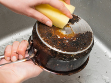 Veja como limpar panela queimada por fora de um jeito prático e nunca mais passe sufoco