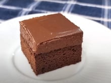 Nem farinha, nem açúcar: faço esse bolo cremoso de chocolate de apenas 3 ingredientes toda segunda-feira