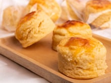 Essa receita rápida parece pão de queijo, mas tem uma diferença: aprenda a fazer scones de queijo quentes