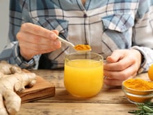 Chá de cúrcuma: 7 benefícios especiais da bebida, tipos para experimentar e como prepará-lo