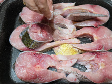 4 truques para acabar como cheiro forte do peixe antes do preparo