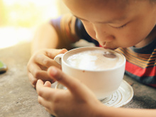 Faz mal dar café para crianças? Entenda os efeitos da bebida na infância