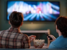 Adeus dor no pescoço: pare de pendurar a TV como um quadro e descubra a altura ideal, revelada por especialista