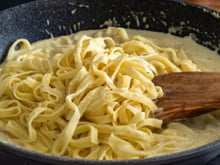 Essa mistura simples transformou meu molho caseiro e agora ele fica mais encorpado sem precisar de creme de leite