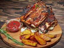 Costelinha de porco na airfryer suculenta com molho barbecue e batata