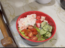 Parei de gastar no delivery depois que aprendi a fazer poke em casa: essa versão feita com salmão e cream cheese é uma delícia