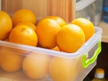 Se sua mãe não te ensinou, eu te ensino como manter as laranjas frescas por muito mais tempo guardando do jeito certo!