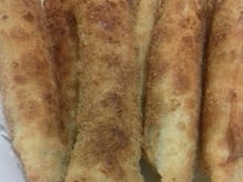 Enroladinho de salsicha com massa de pastel empanado