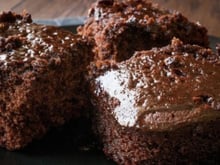 Eu encontrei uma receita de bolo de chocolate que deixa a massa bem molhadinha no TudoGostoso, só faça e me agradeça!