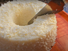 Nem ovo, nem forno: bolo de tapioca com coco é uma iguaria da minha família mineira, a receita é fácil e afetiva