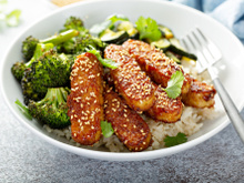 Tempeh: o que é e como consumir a proteína vegetal perfeita para substituir a carne em receitas veganas