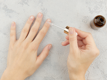 Esse ingrediente que todo mundo tem na cozinha é a solução para limpar o esmalte que caiu na mesa enquanto você faz as unhas