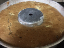 Bolo de maçã, canela, castanha e uvas-passas