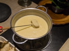 Fondue de queijo sem lactose não precisa ser sem graça: essa receita leva queijo de verdade e ainda fica muito cremosa
