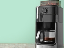 Cafeteira programável cai quase pela metade e o seu café fica pronto na hora certa