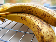 As bananas permanecem frescas por várias semanas e não escurecem se forem guardadas junto com um utensílio doméstico